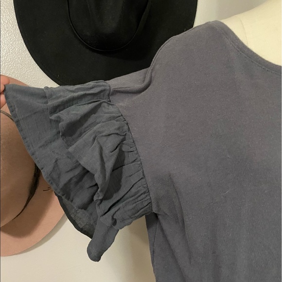 🌿 Express Ruffle Sleeve Tee - Picture 3 of 4